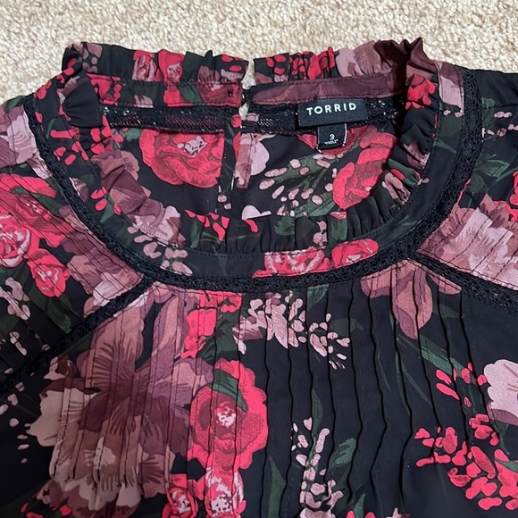 Torrid 3X black floral ruffled shirt sleeve blouse with tiny pleats. - Picture 9 of 9